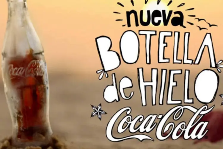 Embalagem de Coca-Cola feita de gelo aparece em comercial da marca na Colômbia (Reprodução)