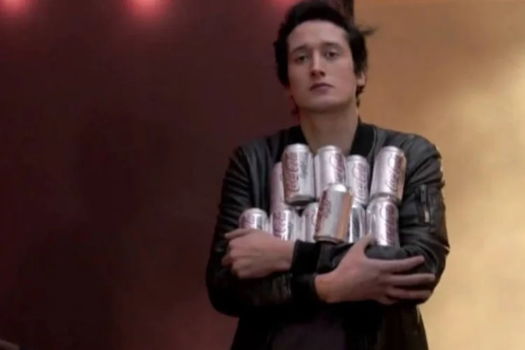 
	Para a marca, o verdadeiro macho &eacute; aquele que n&atilde;o tem vergonha de aparecer numa festa levando Coca-Cola Light
 (Reprodução)