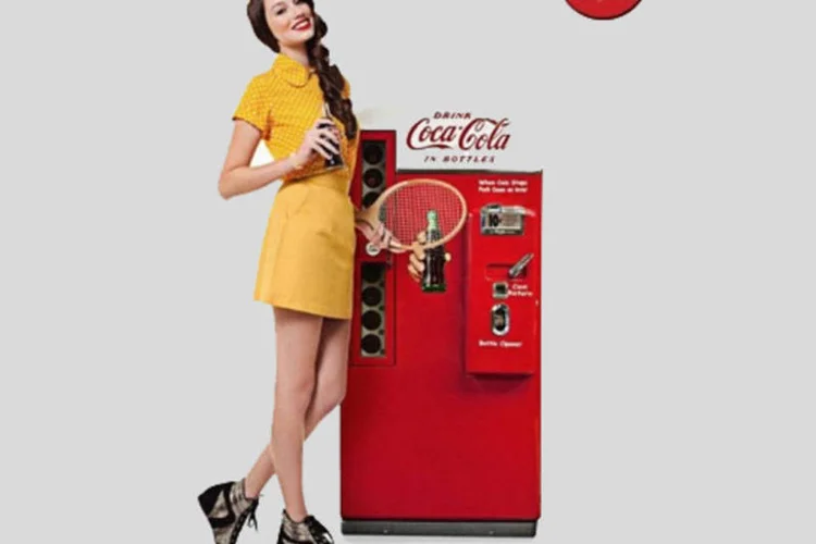 
	As modelos femininas foram maquiadas e penteadas no estilo pin-up, representando a &eacute;poca
 (Divulgação)
