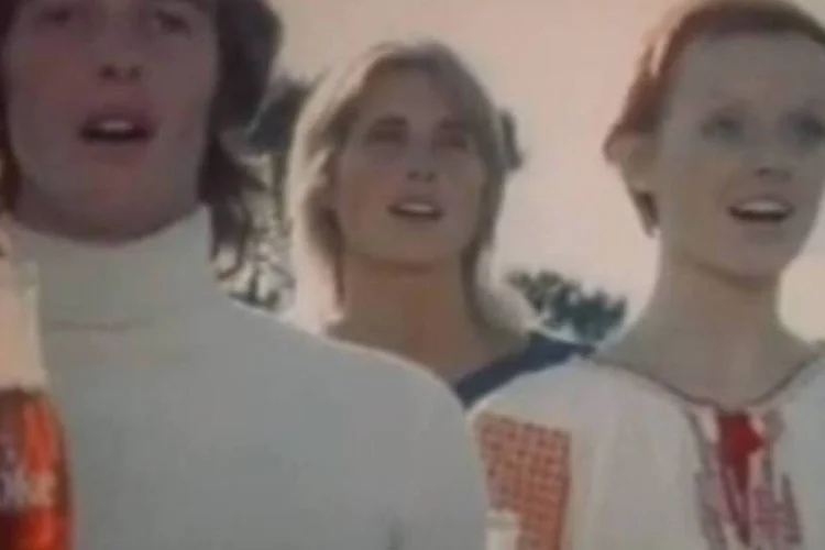 Coca-Cola: campanha traz uma montagem de anúncios e imagens da história do refrigerante (Reprodução)