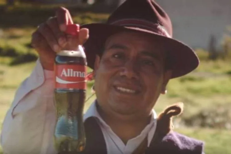 
	A&ccedil;&atilde;o da Coca-Cola no Peru: para ter o seu nome impresso na embalagem, bastava que a pessoa o pronunciasse
 (Reprodução/YouTube)