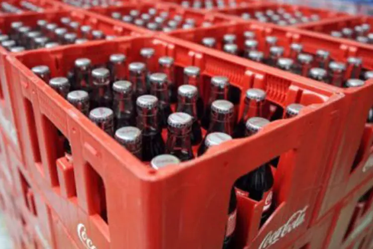 
	Garrafas de Coca-Cola: a empresa disse tamb&eacute;m que assinou um contrato de longo prazo para fornecer 160 toneladas por dia de oxig&ecirc;nio gasoso &agrave; Suzano Papel e Celulose
 (Boris Horvat/AFP)