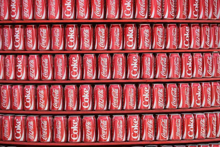 Latas de Coca-Cola: o investimento da Coca-Cola avaliaria a Suja em cerca de 300 milhões de dólares, disseram fontes (Dylan Martinez/Files/Reuters)