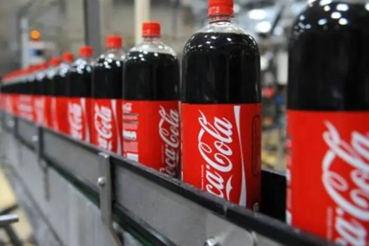 
	F&aacute;brica da Coca-Cola: a receita operacional l&iacute;quida teve alta de 1,3 por cento, para 10,71 bilh&otilde;es de d&oacute;lares.
 (Remy Gabalda/AFP)