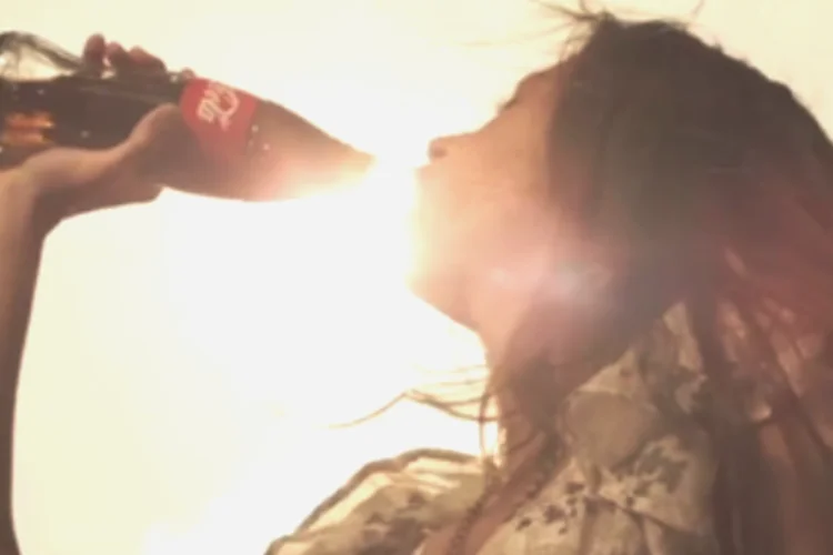 Coca-Cola: conceito da campanha baseado em levantamento que mostra que os sentimentos positivos superam o negativismo (Divulgação)