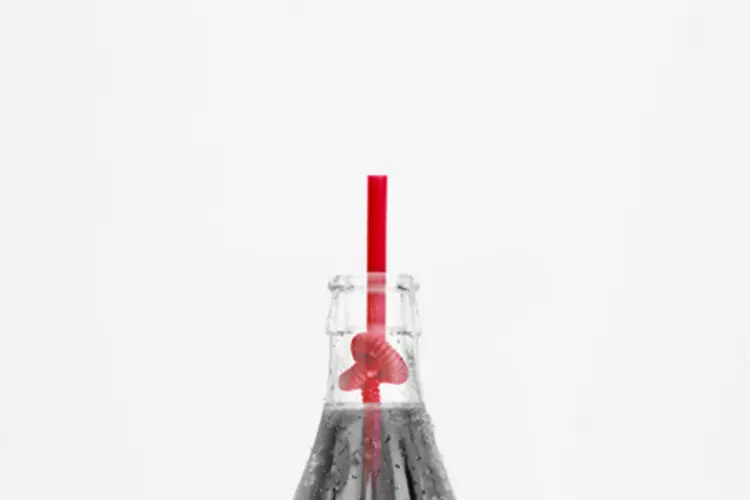 
	A Coca s&oacute; publicou a imagem de um canudo representando o n&oacute; na garganta do torcedor brasileiro&nbsp;
 (Divulgação/Coca-Cola Brasil)