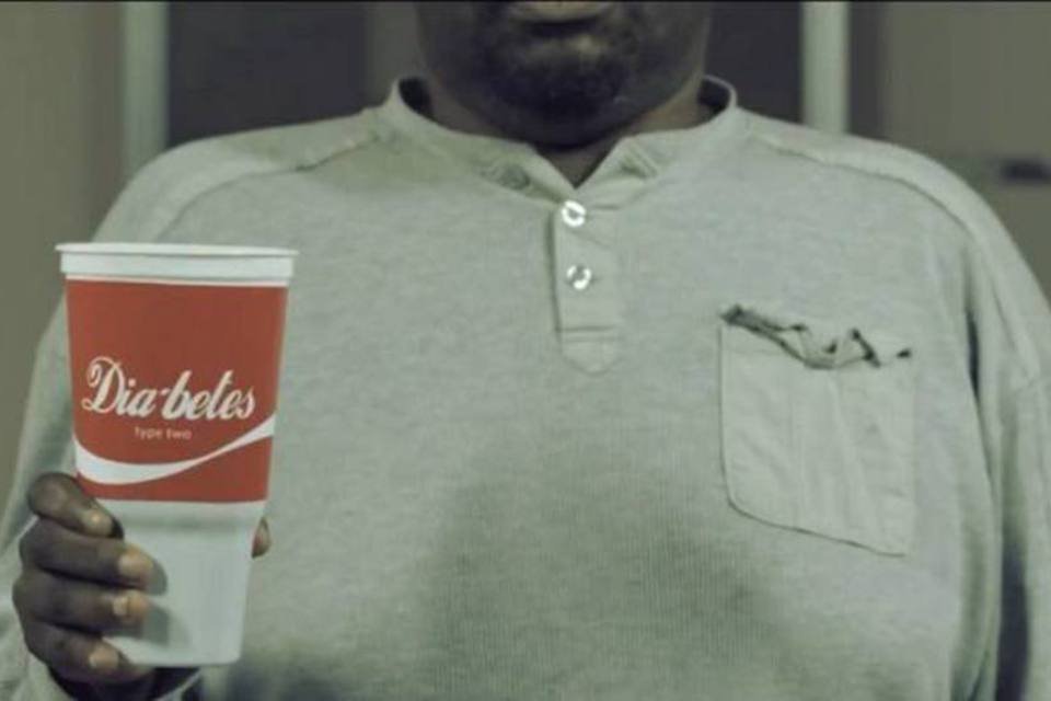 Grupo faz paródia de comercial clássico da Coca-Cola