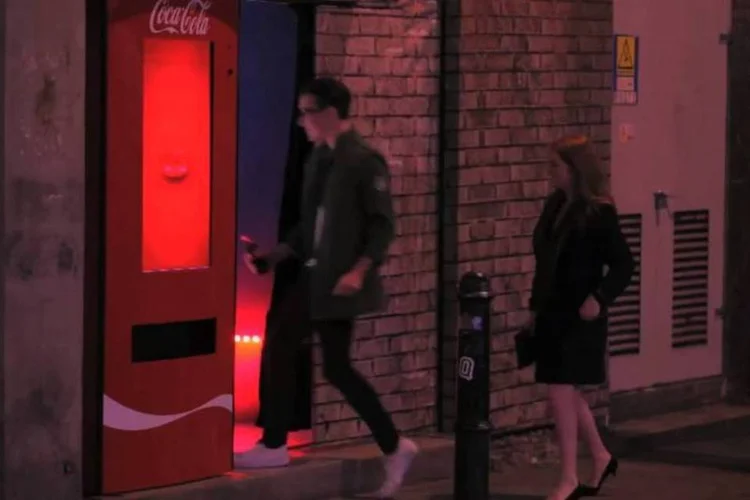 
	Vending machine da Coca-Cola: por tr&aacute;s da m&aacute;quina, a marca havia transformado um espa&ccedil;o interno em uma r&eacute;plica exata da festa
 (Reprodução/YouTube)
