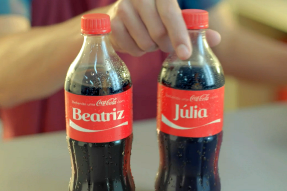 Nova campanha da Coca-Cola traz 600 nomes nas embalagens