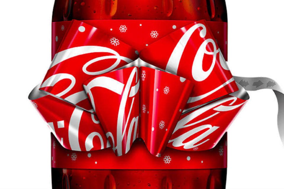 Embalagem da Coca-Cola no Reino Unido: rótulo vira laço festivo (Reprodução)
