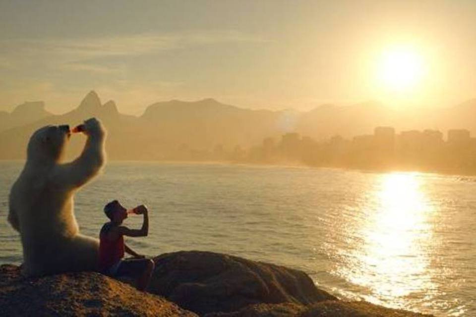 Urso da Coca-Cola chega ao Rio em campanha para Olimpíadas