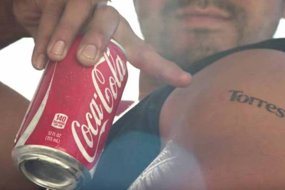 Coca-Cola lança latas com tatuagens temporárias