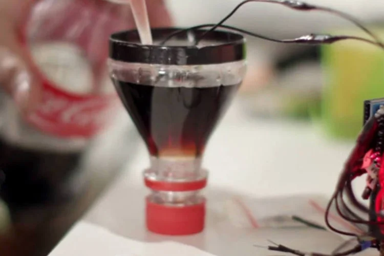 Trecho do vídeo que apresenta o projeto Coca-Cola Remix Bottle desenvolvido pela OgilvyAction e o Jun Fujiwara (Reprodução)