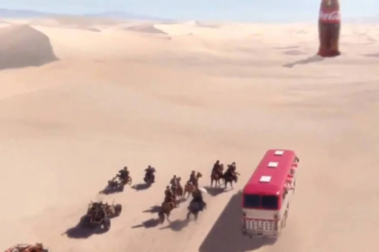 Cena do comercial da Coca-Cola para o Super Bowl, criado pela Wieden & Kennedy de Portland (Reprodução)