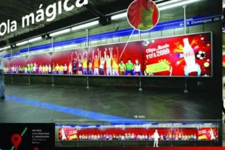 Coca-Cola: painéis formam Ola acompanhando a passagem dos transeuntes