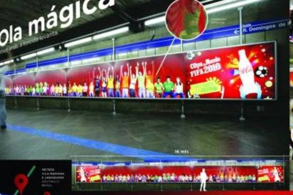 Coca-Cola: painéis formam Ola acompanhando a passagem dos transeuntes