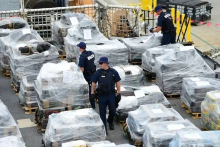Oficiais americanos apreendem cocaína, em San Diego, Califórnia: Peru é o principal produtor mundial de cocaína (US COAST GUARD/Po3 Joel Guzman/AFP)