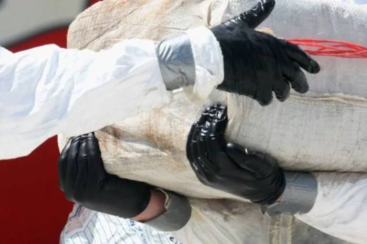 
	Apreens&atilde;o de coca&iacute;na: com acusados foram encontrados 30 quilos de pasta base de coca&iacute;na, carros e motos importados, celulares, R$ 120 mil em dinheiro e espingarda
 (Getty Images)