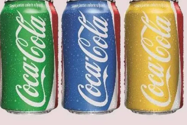 Latinhas da Coca-Cola com as cores da bandeira brasileira (Divulgação)