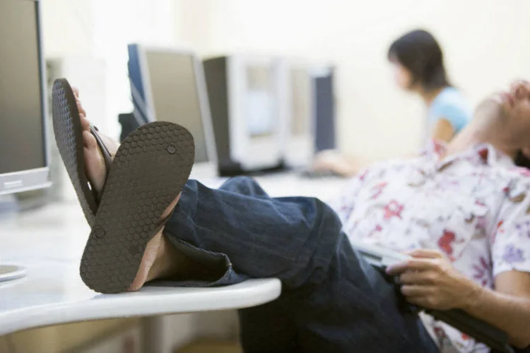 Cochilo no trabalho: o escritório não pode parar, e não para, por causa do seu momento de descanso (Monkey Business Images/Thinkstock)