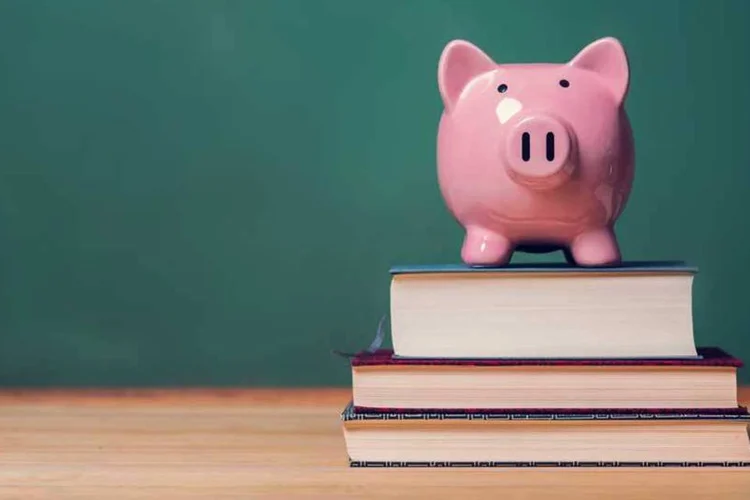 Cofre em formato de porco e livros (Melpomenem/Thinkstock)