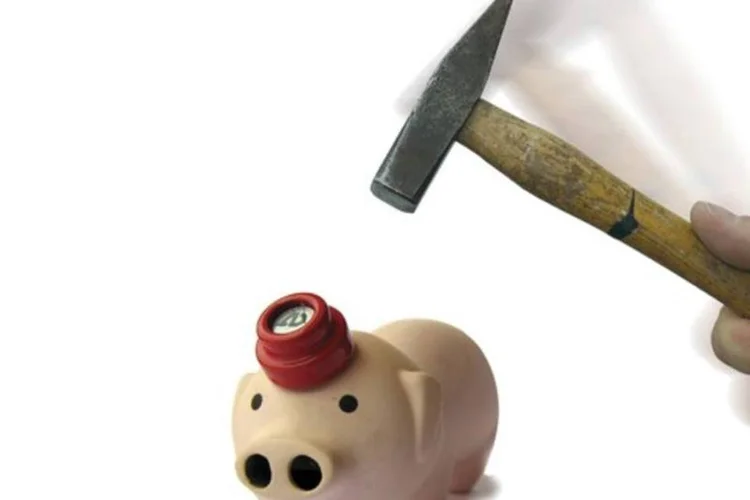 
	Martelo prestes a quebrar cofrinho: fundos de taxa inferior a 2% ao ano s&atilde;o mais rent&aacute;veis que a poupan&ccedil;a
 (Stock.xchng/ Nerijus J)