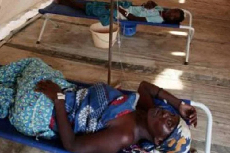 
	Pacientes com c&oacute;lera na &Aacute;frica: organiza&ccedil;&otilde;es de sa&uacute;de do pa&iacute;s atribuem o avan&ccedil;o da doen&ccedil;a &agrave; falta de higiene
 (Alexander Joe/AFP)