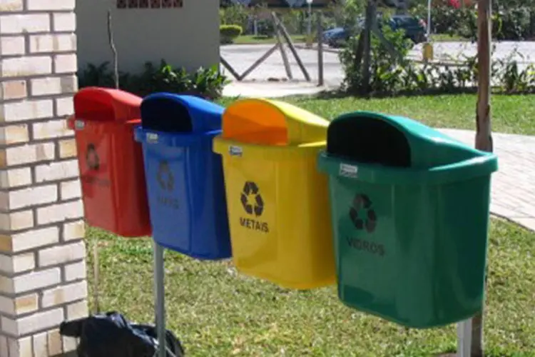 O uso de lixeiras de coleta seletiva é uma das práticas que colaboram para a sustentabilidade (Wikimedia Commons)