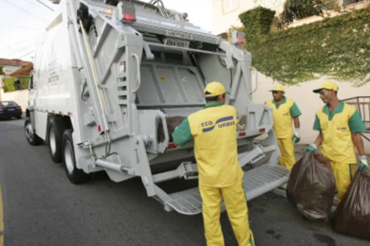 A coleta de lixo acontece em 98,5% das moradias urbanas do país (Veja SP/FERNANDO MORAES)