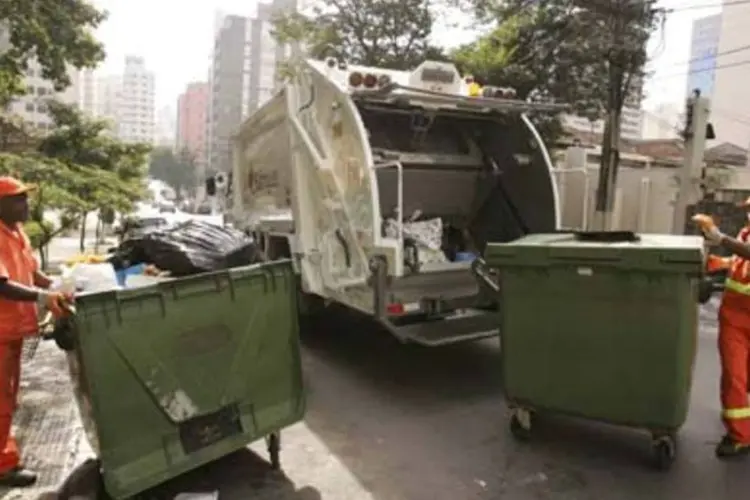 Coleta de lixo reciclável, no bairro de Perdizes. (.)