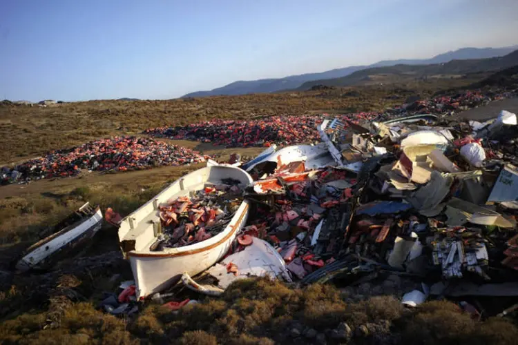 
	Embarca&ccedil;&atilde;o e coletes abandonados: barco com 600 pessoas &eacute; uma das maiores a sair do Egito com destino a Europa, dizem autoridades
 (Milos Bicanski / Stringer)