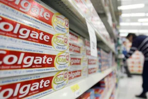 Anvisa interdita pasta de dente da Colgate após relatos de sintomas como irritação e inchaço