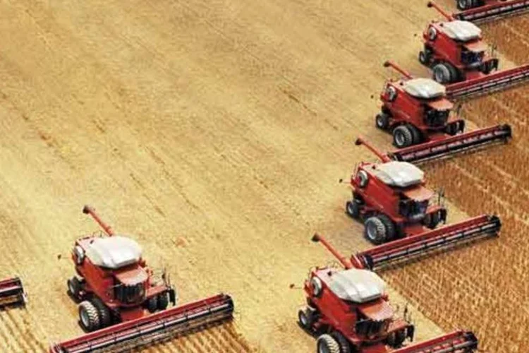 
	Colheita de soja: na&nbsp;compara&ccedil;&atilde;o com abril do ano passado, houve aumento de 32,3 por cento nas vendas de m&aacute;quinas agr&iacute;colas
 (Divulgação)