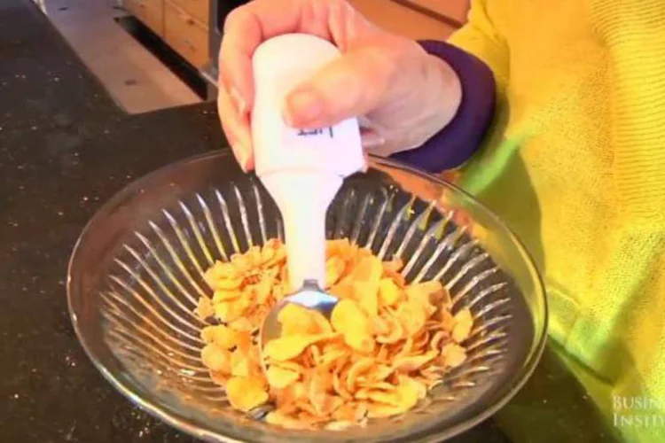 "Liftware spoon": dispositivo reduziu em 76% queda de alimentos em testes do Google
 (Reprodução/YouTube/Associated Press)