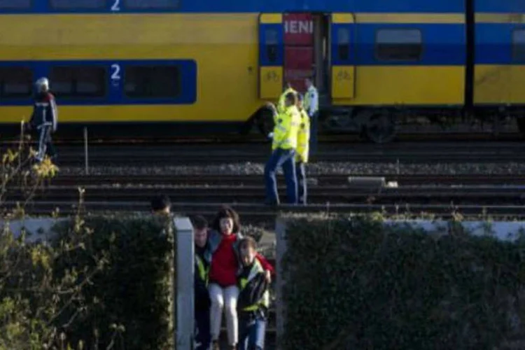 Bombeiros retiram feridos de um dos trens no acidente em Amsterdã (AFP / Evert Elzinga)