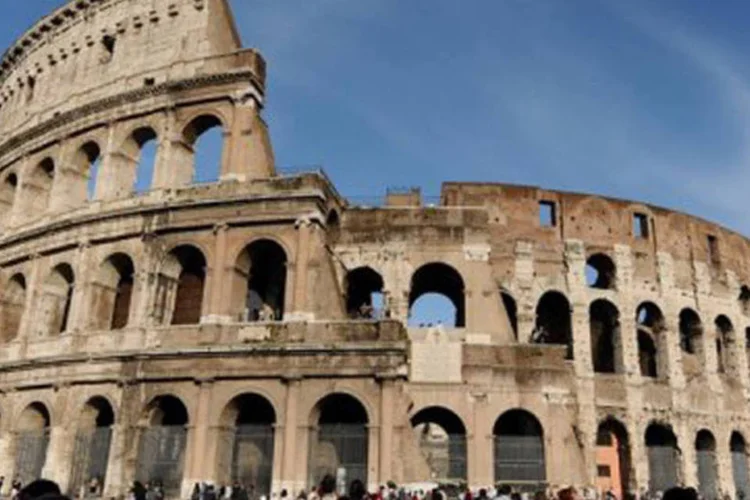 
	Coliseu: arena de quase 2000 anos foi escurecida pela fuma&ccedil;a do tr&aacute;fego pesado que durante anos passou perto de suas paredes
 (Tiziana Fabi/AFP)