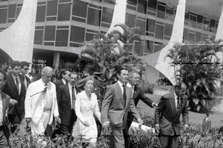 
	Fernando Collor de Mello deixa Pal&aacute;cio do Planalto: confisco da poupan&ccedil;a dos brasileiros foi anunciado h&aacute; exatos 26 anos.
 (Agência Brasil/Elza Fiuza)