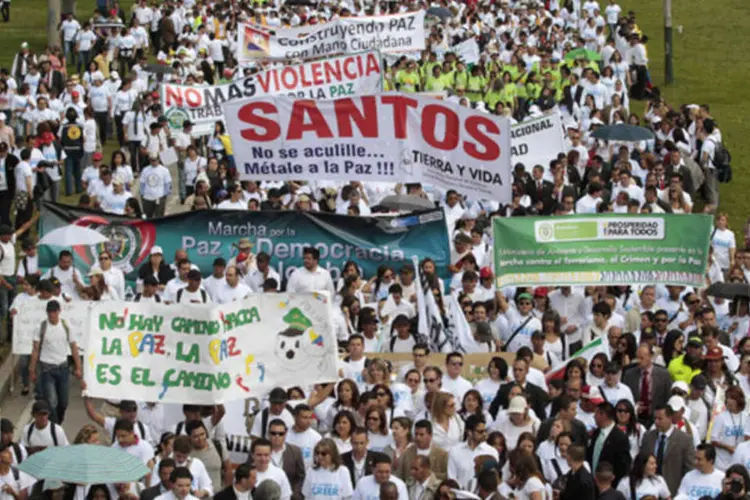 Marcha pela paz, em Bogotá, na Colômbia: "A jornada de hoje é uma expressão da sociedade colombiana que tem grande simbolismo", disse o presidente colombiano, Juan Manuel Santos. (REUTERS/Jose Miguel Gomez)