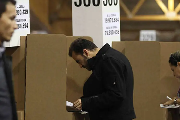 
	Pessoas votam durante o primeiro turno das elei&ccedil;&otilde;es na Col&ocirc;mbia
 (REUTERS/ John Vizcaino)