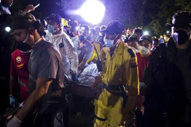 
	Mineiros e socorristas carregam corpos de trabalhadores mortos em um desabamento de uma mina, em Riosucio, Col&ocirc;mbia
 (LUIS ROBAYO)