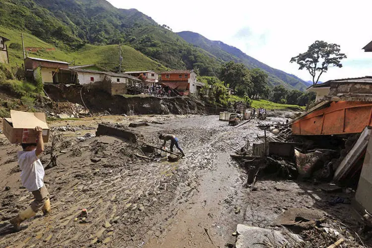 Vista geral da região de Salgar, onde um deslizamento de terra provocou uma avalanche na véspera, na Colômbia (REUTERS/Jose Miguel Gomez)