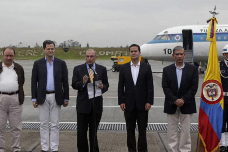 
	Chefe das negocia&ccedil;&otilde;es colombianas com as Farc, Humberto de la Calle, discursa antes de entrar no avi&atilde;o com destino para Cuba onde ocorre negocia&ccedil;&otilde;es de paz com as Farc
 (John Vizcaino/Reuters)