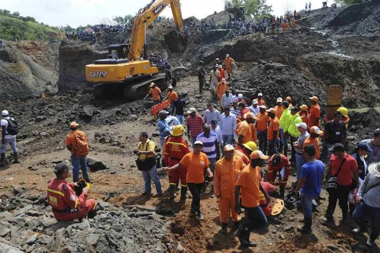 
	Parentes, amigos e trabalhadores do resgate no local onde a mina desabou, na Col&ocirc;mbia: o presidente responsabilizou a minera&ccedil;&atilde;o&nbsp;ilegal pela trag&eacute;dia em mensagem no Twitter (REUTERS/Stringer)