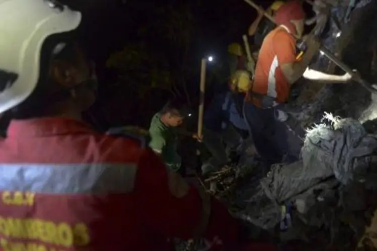 
	Equipe de resgate trabalha na regi&atilde;o de um acidente em uma mina em Buritica, na Col&ocirc;mbia: o trabalho de socorro &agrave;s v&iacute;timas foi iniciado ontem
 (RAUL ARBOLEDA/AFP)