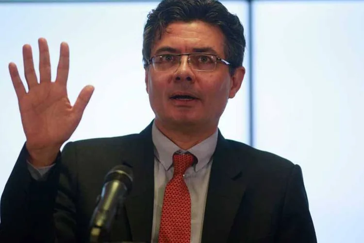 
	Ministro da Sa&uacute;de da Col&ocirc;mbia, Alejandro Gaviria, d&aacute; entrevista coletiva em Bogot&aacute;: &quot;temos em estudo seis mortes e confirmamos e atribu&iacute;mos ao zika&quot;
 (REUTERS/John Vizcaino)