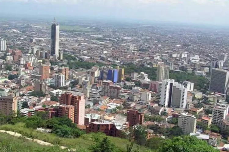 
	Bogot&aacute;: grande parte das importa&ccedil;&otilde;es e exporta&ccedil;&otilde;es da Col&ocirc;mbia s&atilde;o transportadas por estradas e caminh&otilde;es
 (Wikimedia Commons)