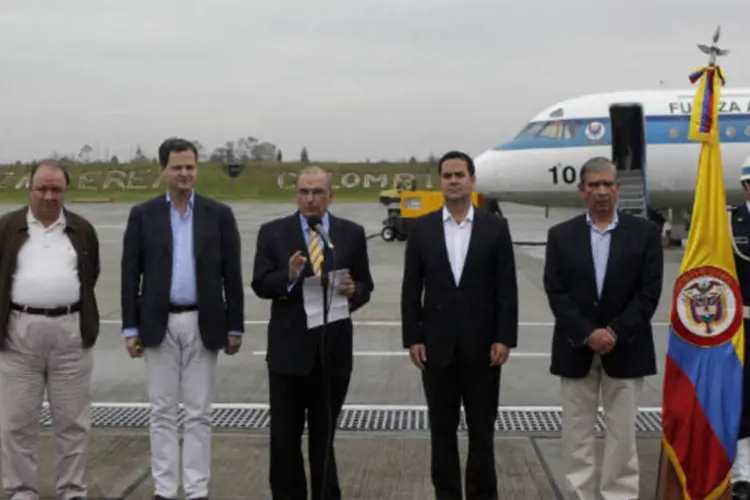 Negociadores do governo colombiano antes de embarcar em um avião para Havana, no aeroporto militar em Bogotá (REUTERS/John Vizcaino)