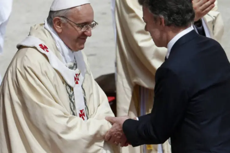 Juan Manuel Santos e o Papa Francisco: "Precisamos de sua ajuda", disse Santos (REUTERS/Tony Gentile)
