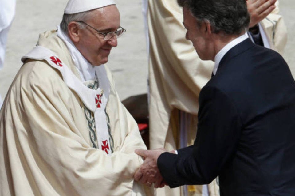 Santos e Uribe pedem ajuda do papa para chegar à paz com as Farc