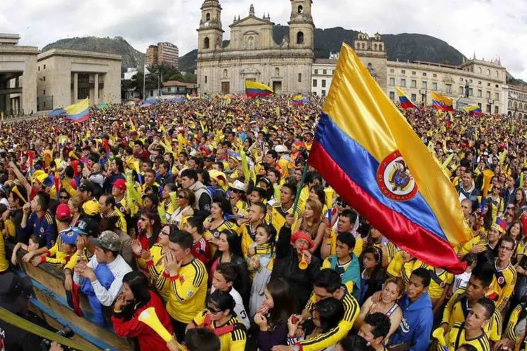 Torcida da Colômbia assiste a jogo da seleção em Bogotá (REUTERS/John Vizcaino)